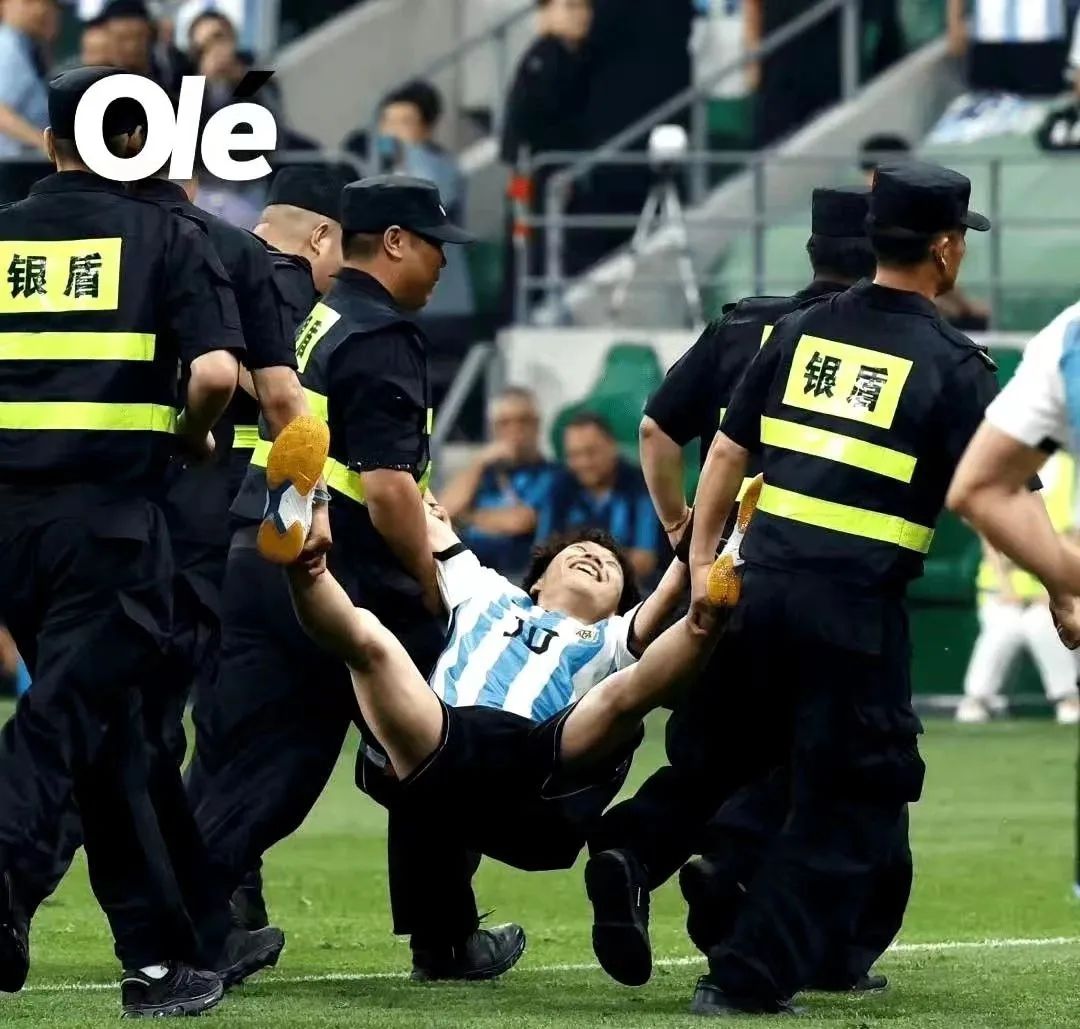 关于助威狂欢！足球狂热球迷期待精彩对决的信息