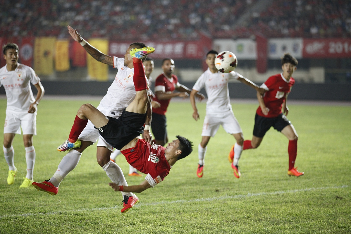 包含球员风采赛场璀璨，亚洲精英之战唤醒足球激情的词条